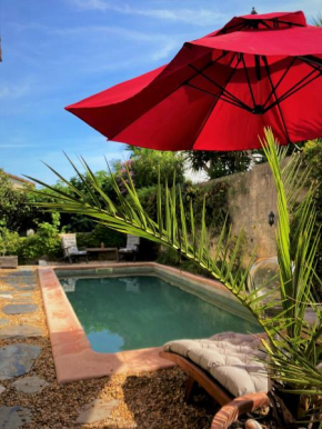 Chambre, terrasse et piscine de l'Impasse du Pressoir